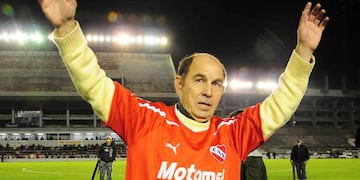 Bochini le metió presión al Kun Agüero por su vuelta a Independiente.