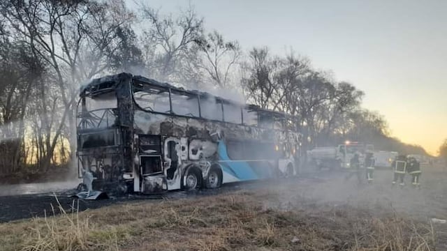 Micro incendiado en la Ruta 9, de la firma Córdoba Coata.