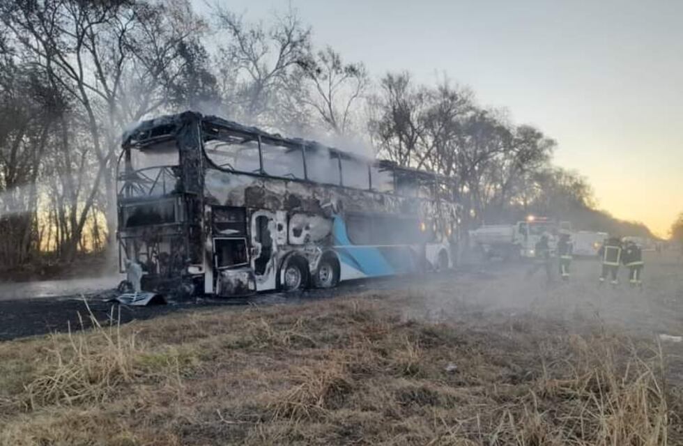 Susto sobre ruedas en Córdoba: colectivo se incendió en la Ruta 9