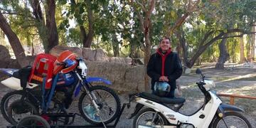 Lisandro Mendonça Nunes cargó su moto de enduro en un carrito transportado por una moto 110cc. Así viajó desde Valle Fértil hasta Rodeo.