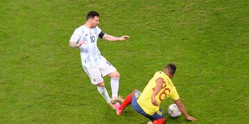 Lionel Messi terminó con sangre en su tobillo izquierdo contra Colombia.