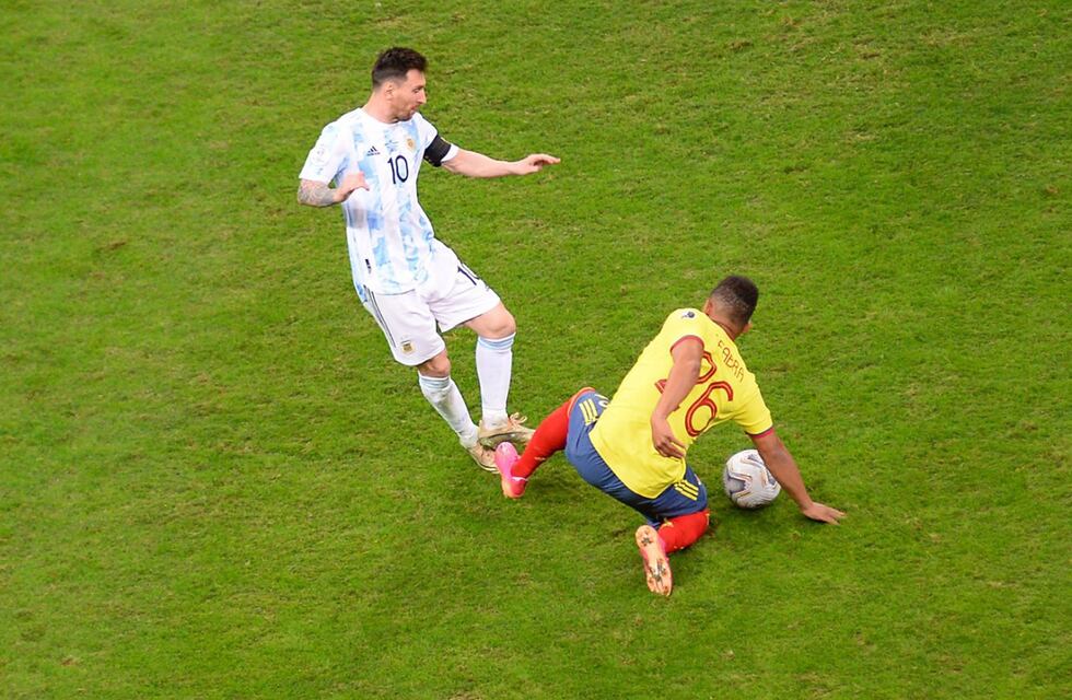 Como Diego Maradona en Italia 1990: así le quedó el tobillo a Lionel Messi tras la patada de Frank Fabra