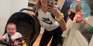 Agustina Gandolfo y Nina después de su primera clase de natación.