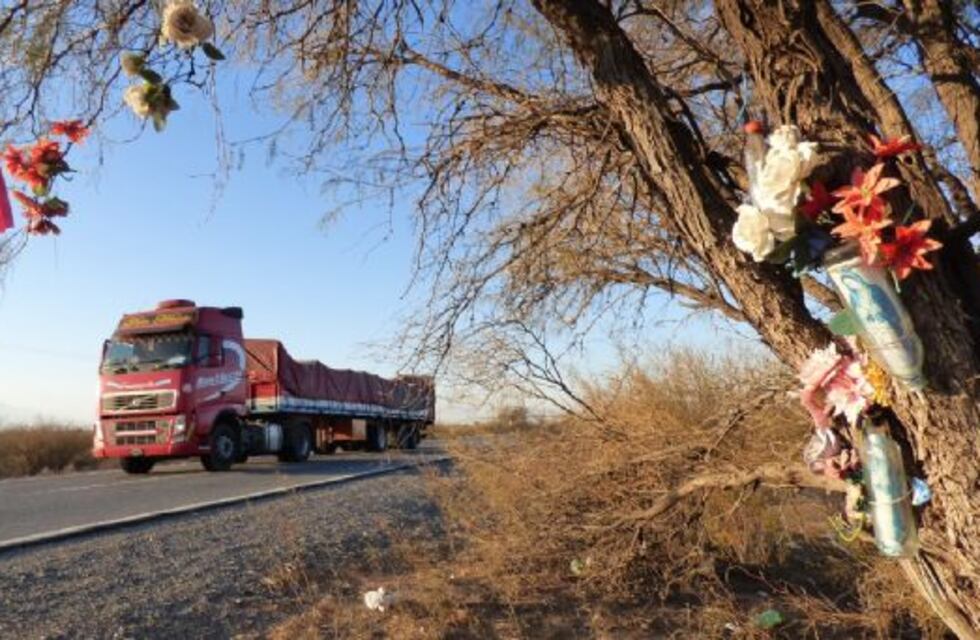 Un camión realizó una mala maniobra y un auto volcó a pocos metros de la Difunta Correa