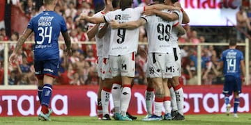 La Lepra liquidó el partido a poco del segundo tiempo.