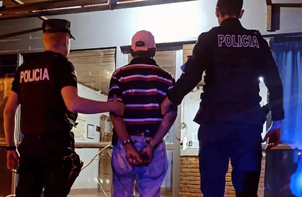 Detienen a un hombre en Aristóbulo del Valle por asfixiar a su perro hasta la muerte