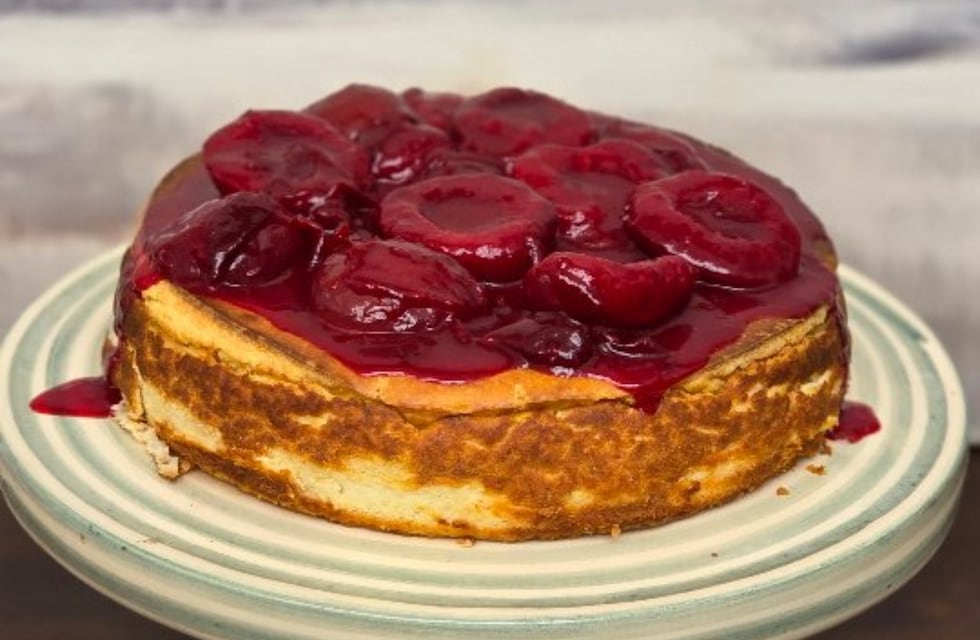 Cómo hacer una tarta de ricota y ciruelas sin harina: la sencilla receta con menos de 10 ingredientes
