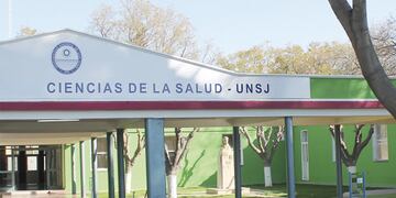 Los alumnos asisten a la Escuela Universitaria de Ciencias de la Salud de la universidad estatal / UNSJ