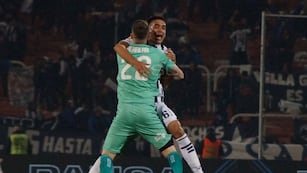 Guido Herrera festejando el gol de Garro, para el 1-0 de Talleres sobre River en la Copa Argentina. (Prensa Copa Argentina)