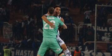 Guido Herrera festejando el gol de Garro, para el 1-0 de Talleres sobre River en la Copa Argentina. (Prensa Copa Argentina)