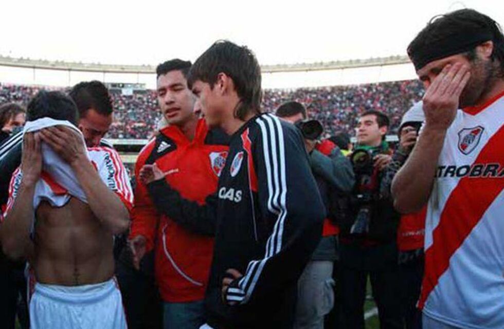 Hinchas de Boca celebran los 10 años del descenso de River en La Bombonera y El Monumental