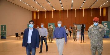 El gobernador Juan Schiaretti y el ministro de Salud, Diego Cardozo, supervisaron el centro de vacunación en Córdoba capital.