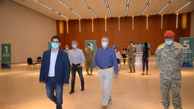 El gobernador Juan Schiaretti y el ministro de Salud, Diego Cardozo, supervisaron el centro de vacunación en Córdoba capital.
