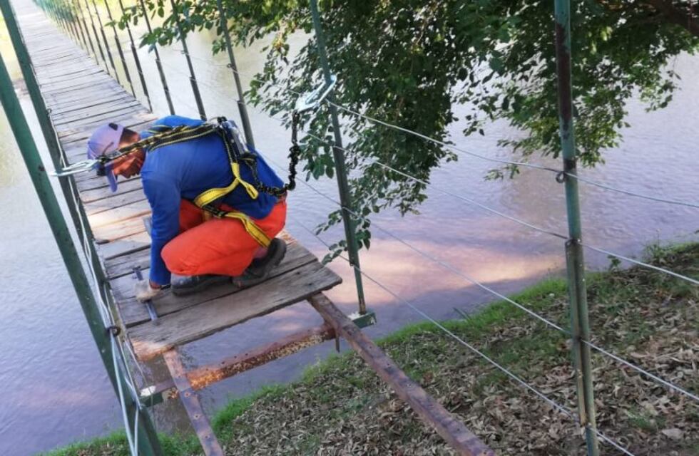 Reacondicionan el histórico Puente Colgante de Arroyito