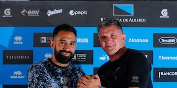 Ariel Rojas junto a Luis Artime. El volante extenduió su contrato hasta diciembre de 2023 (Prensa Belgrano)