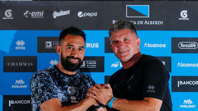 Ariel Rojas junto a Luis Artime. El volante extenduió su contrato hasta diciembre de 2023 (Prensa Belgrano)