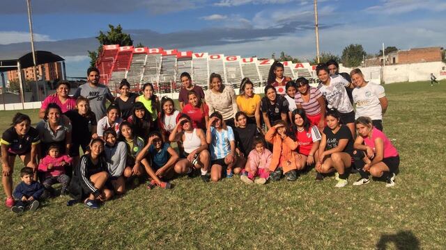 El Juliano formó su primer equipo femenino de fútbol.