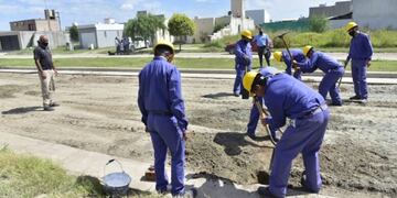Los presos de Villa María trabajan en la instalación de adoquines (foto, web de Radio Villa María).