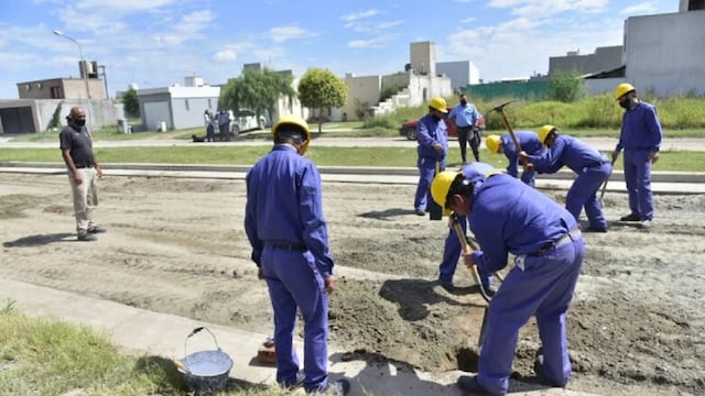 Los presos de Villa María trabajan en la instalación de adoquines (foto, web de Radio Villa María).