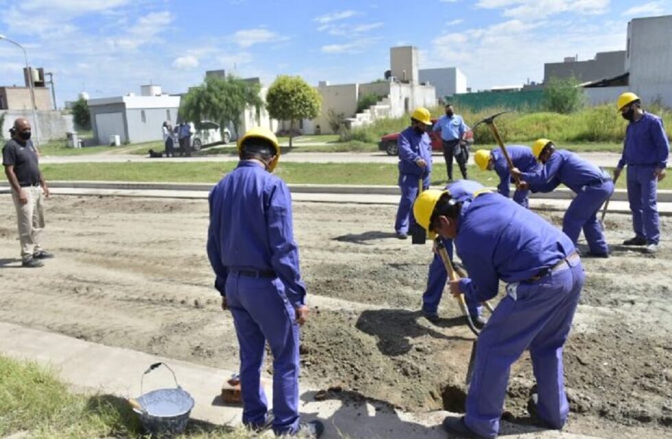 Villa María: los presos trabajan en el adoquinado de una calle