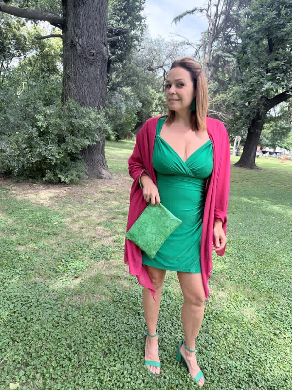 El destape de Mariana Contartesi: la periodista sorprendió con un outfit arriesgado y  elegante para un casamiento y se llevó todos los elogios