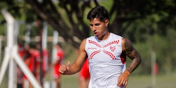 El volante Stefano Moreyra cubirará una de las ausencias obligadas en Instituto (IACC).
