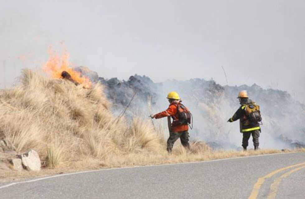 Un remolino fue captado en medio del incendio de Copina y sorprendió a los vecinos