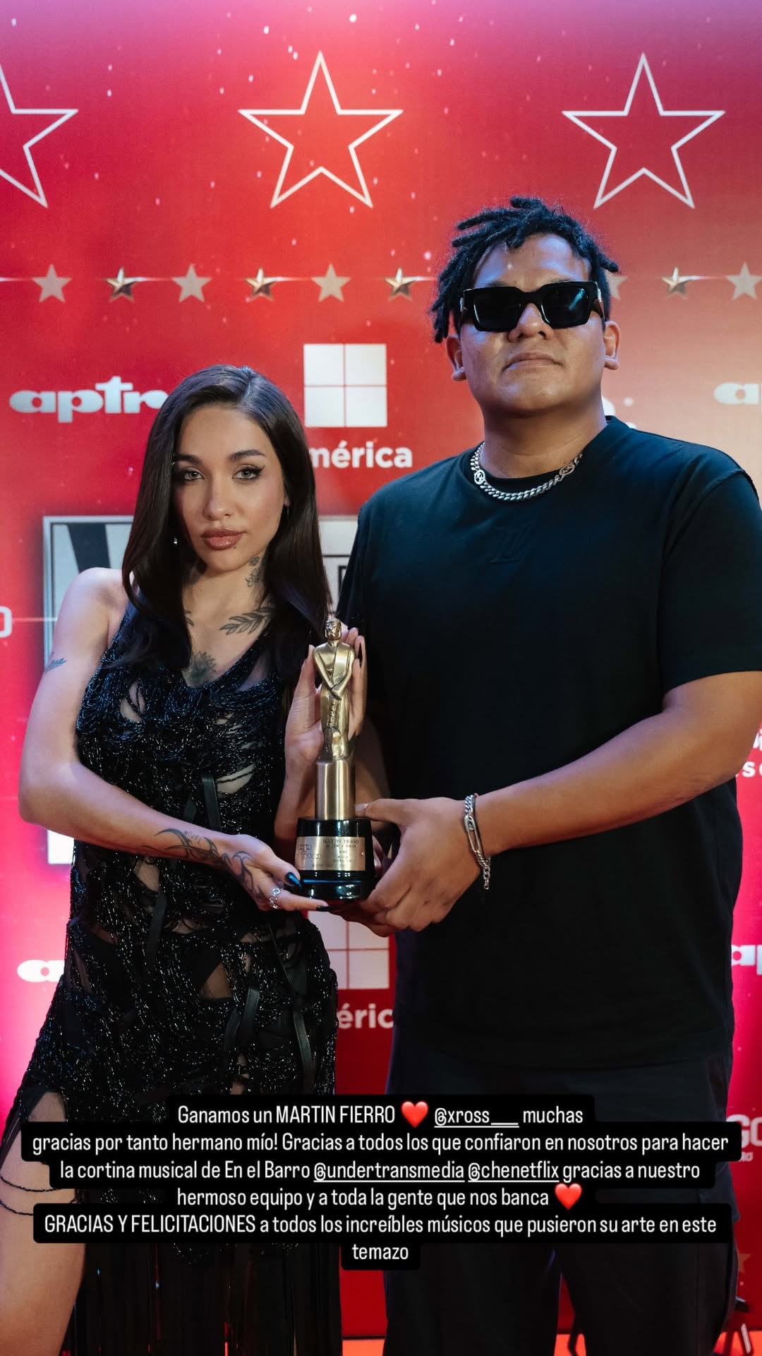 María asistió con su productor musical.