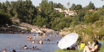 Vacaciones con altas temperaturas en el comienzo del verano. Balneario El Fantasio Carlos Paz. Foto Yanina Bouche