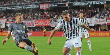 A Talleres se le complicó ante Estudiantes en La Plata. En acción, el lateral Nicolás Pasquini (Télam)