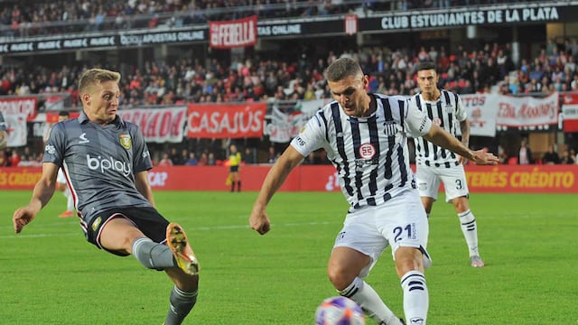 A Talleres se le complicó ante Estudiantes en La Plata. En acción, el lateral Nicolás Pasquini (Télam)