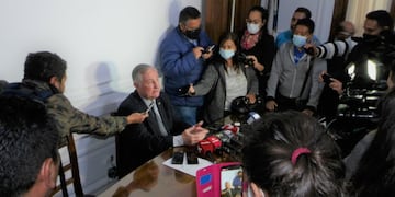El exgobernador peronista y exministro del gobierno de Cambia Jujuy, Oscar Agustín Perassi, alienta la consigna "No a la reforma de la Constitución".