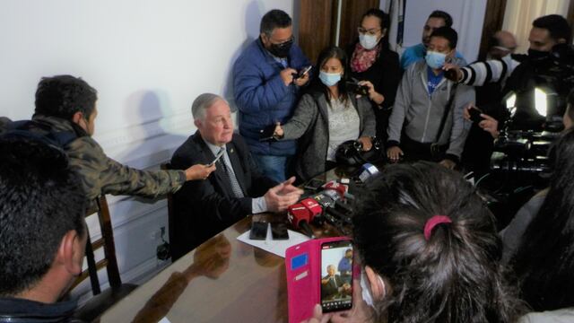 El exgobernador peronista y exministro del gobierno de Cambia Jujuy, Oscar Agustín Perassi, alienta la consigna "No a la reforma de la Constitución".
