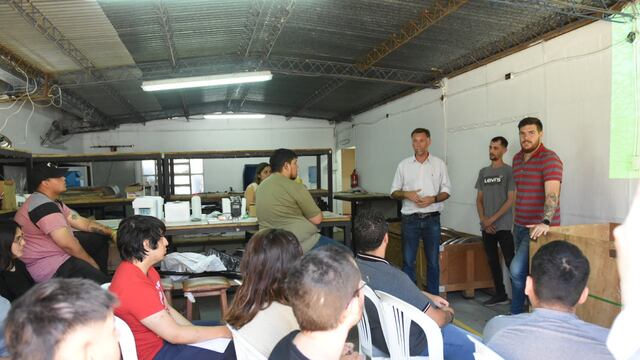 Comenzó la capacitación para arreglar celulares