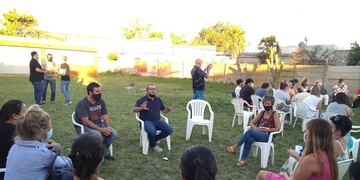 Capacitan a voluntarios para la vacunación masiva en Azul