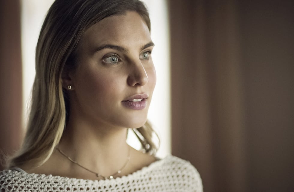 Macarena Achaga, la actriz de “Luis Miguel”, deslumbra con sus looks en Instagram