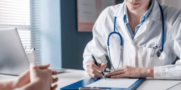 Médico en una consulta.