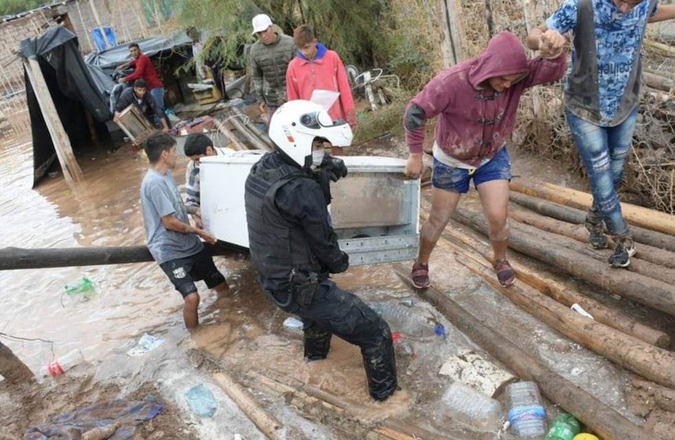 Un policía, el héroe casi anónimo que ayudó a una vecina a rescatar sus pertenencias azotadas por la tormenta
