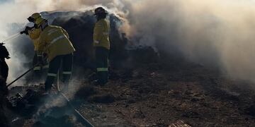 Bomberos Arroyito sofocaron un incendio de silo bolsa