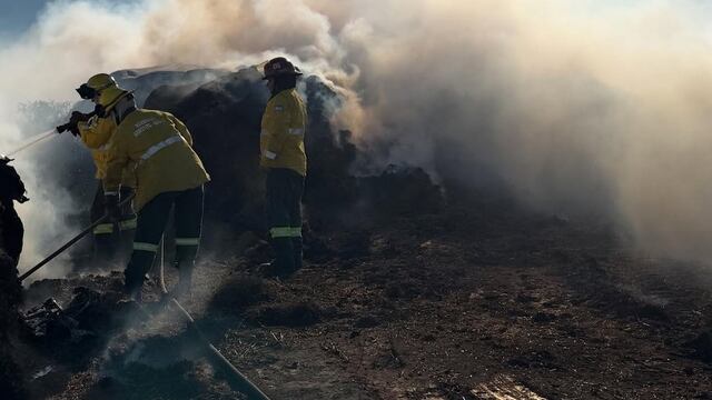 Bomberos Arroyito sofocaron un incendio de silo bolsa