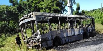 Incendio en un micro de media distancia en El Soberbio: no hubo heridos.