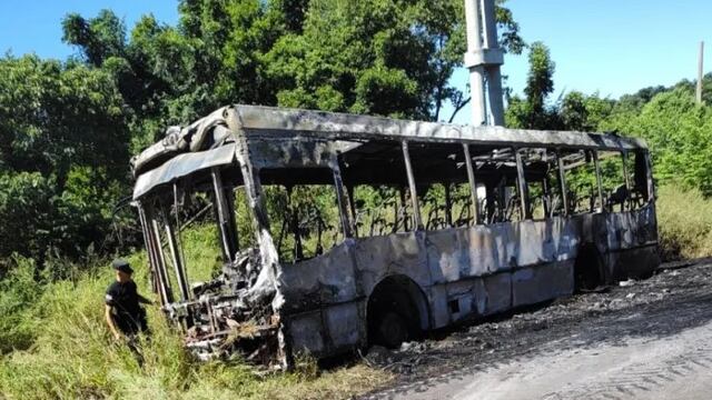 Incendio en un micro de media distancia en El Soberbio: no hubo heridos.