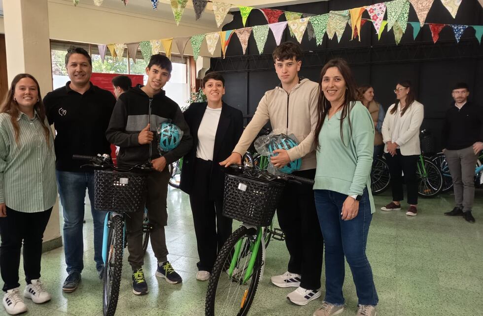 Se entregaron 45 bicicletas a estudiantes del distrito de Gonzales Chaves