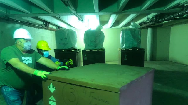 Se trata de 15 tambores con un total de 5205 kg. de material líquido y sólido, sustancia que acopiaban tras vaciar los transformadores del escenario deportivo.