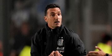 El entrenador Lionel Scaloni expresó su preocupación por no poder contar con cuatro futbolistas por las sanciones de FIFA.