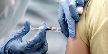 Alertan que los vacunados igualmente pueden volver a contraer la enfermedad y contagiar (La Reforma)