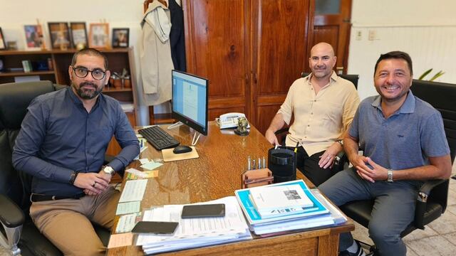 Jesús Equiza (centro) es el nuevo Secretario de Salud de Coronel Rosales.