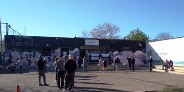 Así se votaba en la escuela 1 de Febrero en Godoy Cruz.