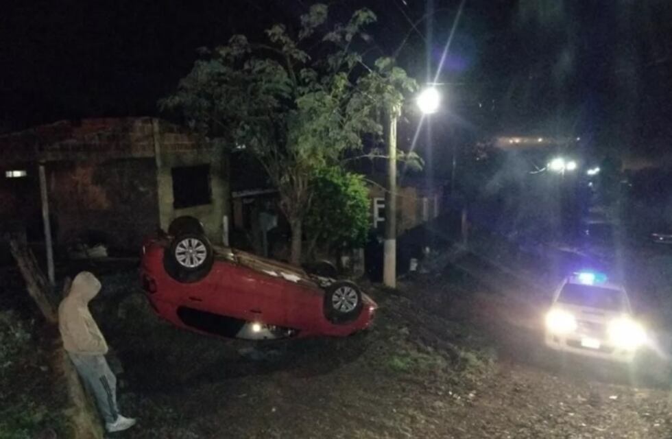 En reversa, conductor despistó su vehículo en Eldorado