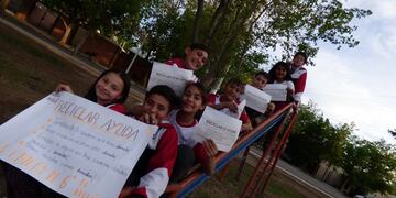 Los chicos de la Escuela Cecilio Ávila, de Rawson, comenzaron a juntar cartones y papeles para costear su baile de fin de curso.